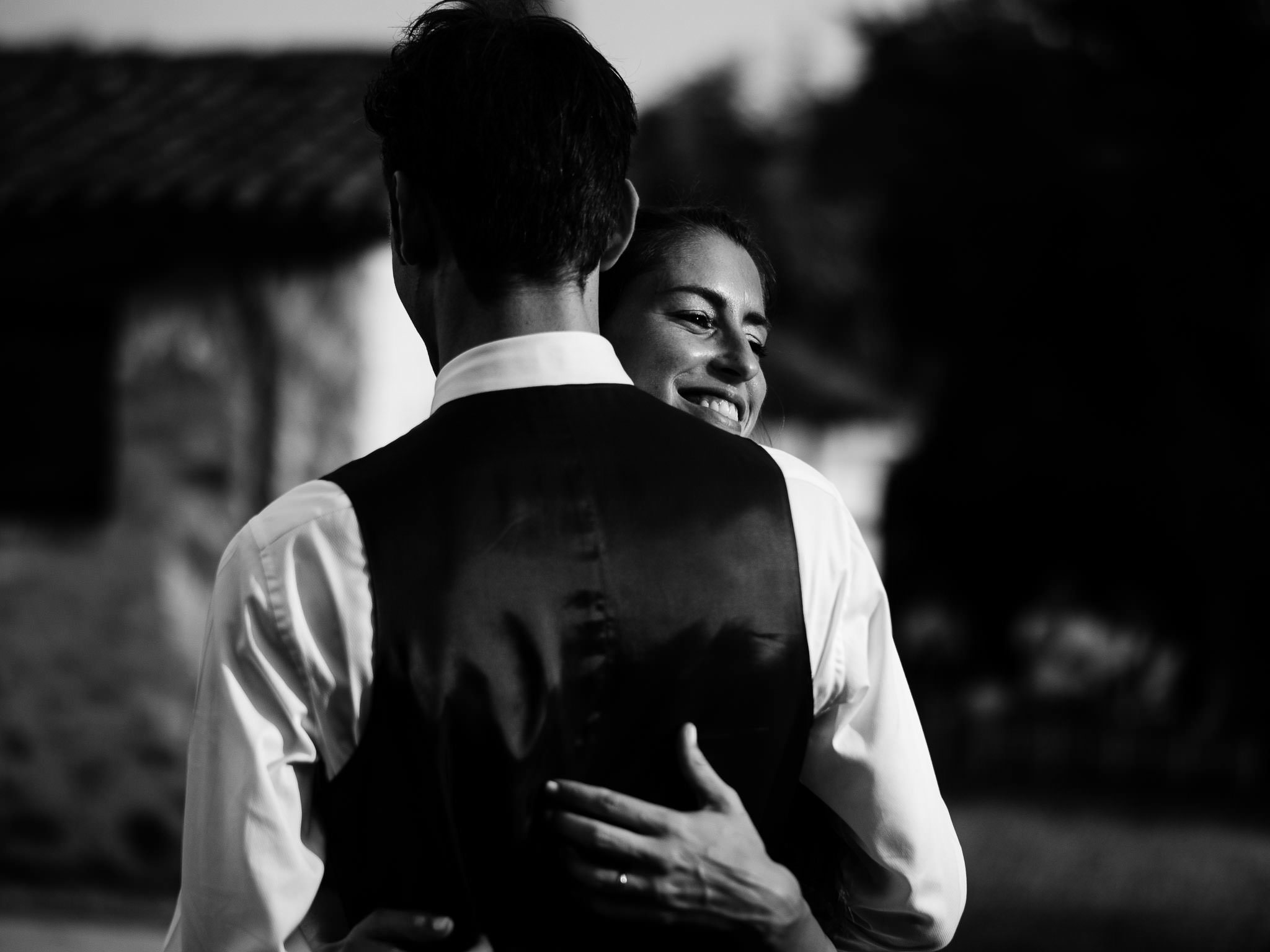 abbracci sposi reportage matrimonio mulino dell'olio varese 